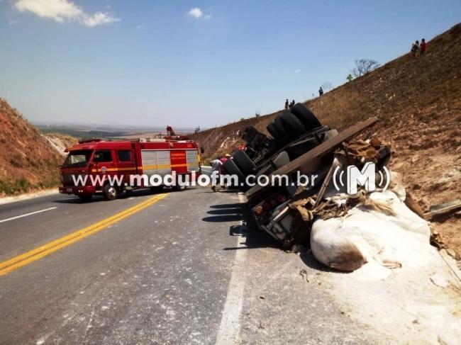 Caminhão tomba na curva da morte e motorista ferido é socorrido de helicóptero