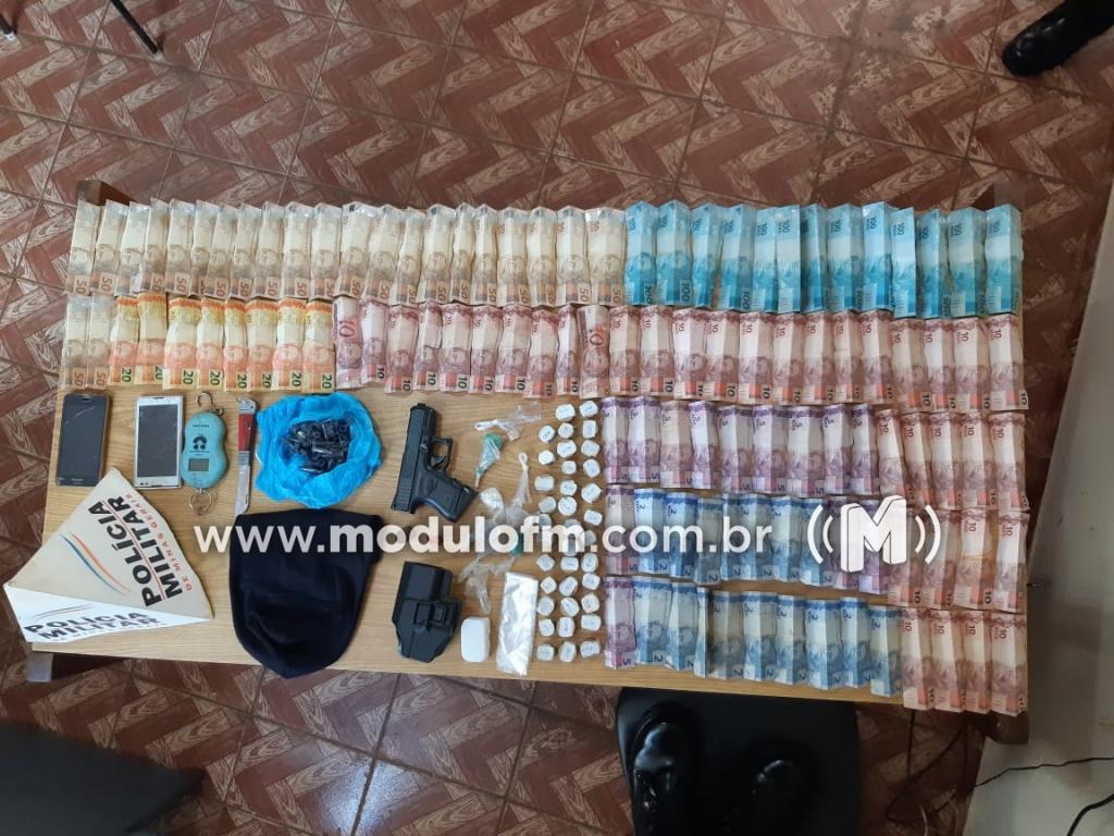 Imagem 1 do post PM cumpre mandado, prende três homens e apreende simulacro de arma, munições, drogas e dinheiro