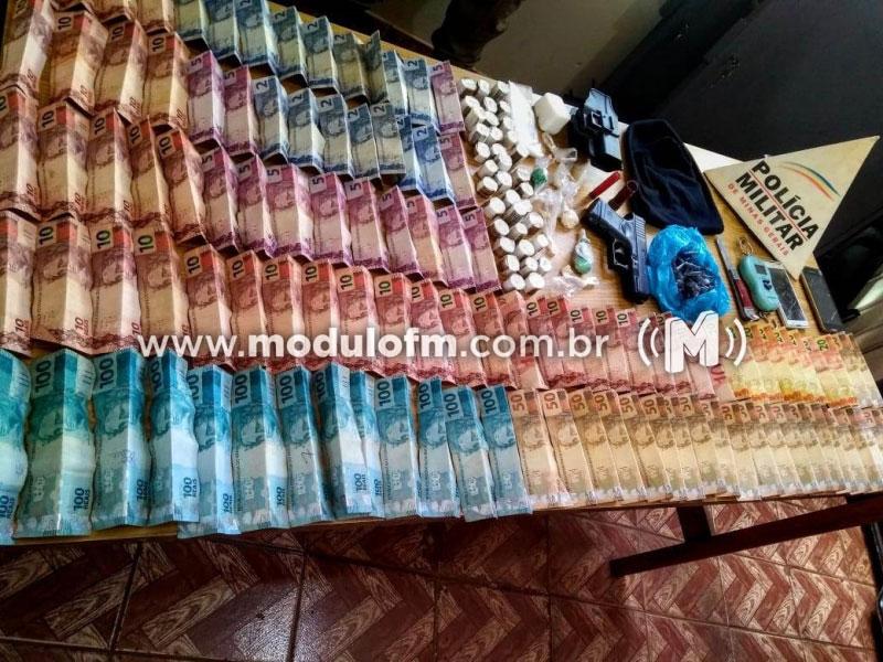 PM cumpre mandado, prende três homens e apreende simulacro de arma, munições, drogas e dinheiro