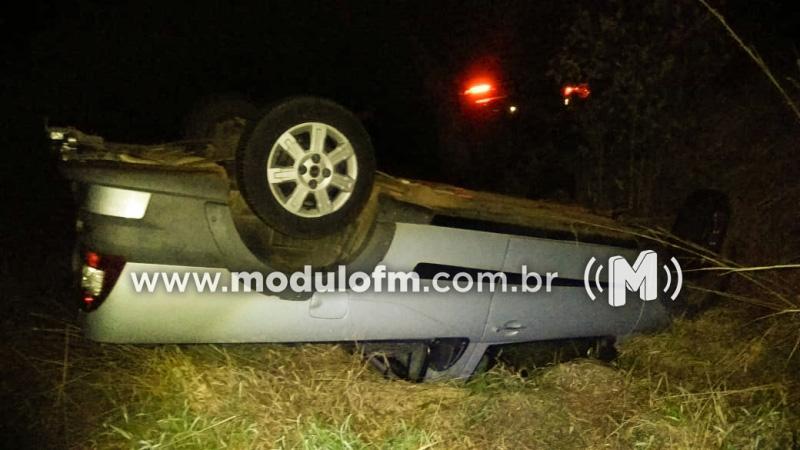 Veículo capota após motorista se assustar e passageira fica ferida