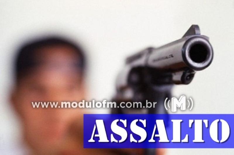 Bandidos armados invadem comércio e levam mais de R$1 mil em dinheiro