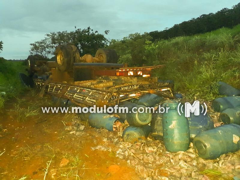 Caminhão capota e duas pessoas ficam feridas na MGC-462