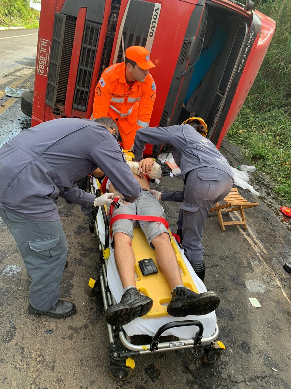 Imagem 2 do post Caminhoneiro fica ferido após tombar carreta na MG-187, em Salitre de Minas