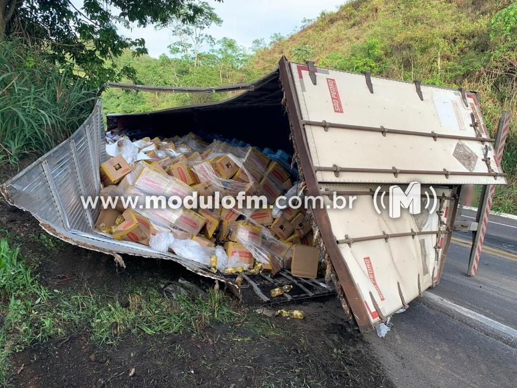 Imagem 4 do post Caminhoneiro fica ferido após tombar carreta na MG-187, em Salitre de Minas