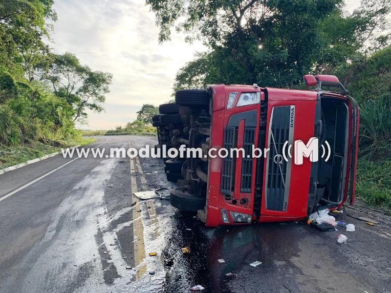 Caminhoneiro fica ferido após tombar carreta na MG-187, em Salitre de Minas