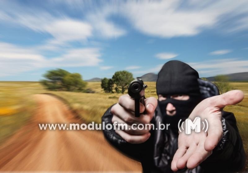 Bandidos invadem fazenda deixam vítimas amarradas e roubam diversos bens e dois veículos