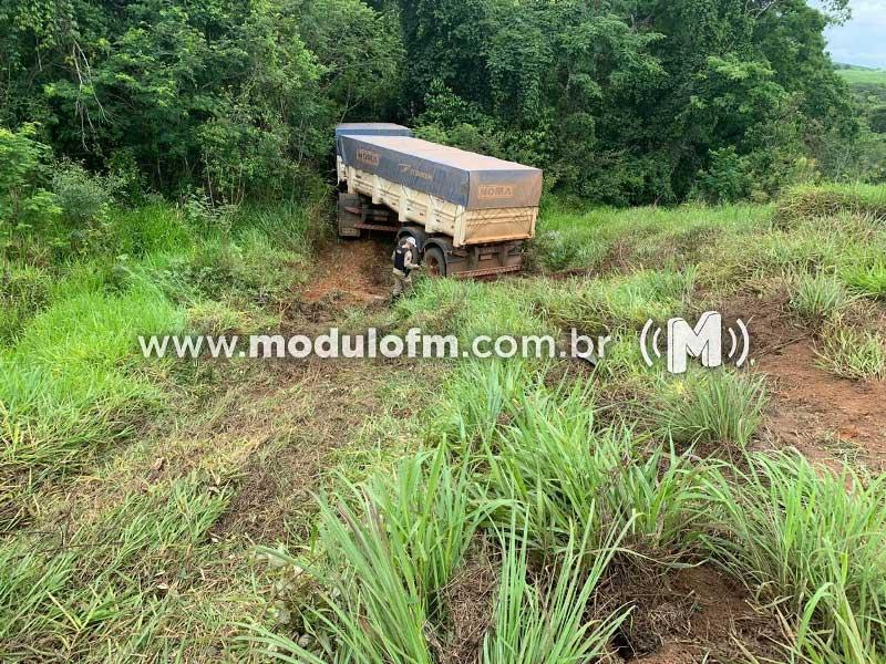 Buraco na pista causa acidente com carreta bitrem na MGC-462 em Patrocínio