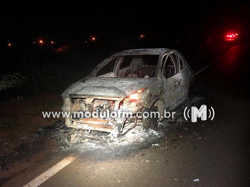 Carro pega fogo e fica destruído na BR-146 em Cruzeiro da Fortaleza