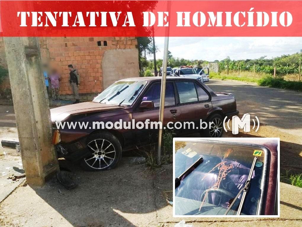 Homem é baleado, bate carro em poste é transferido para UFU em Uberlândia
