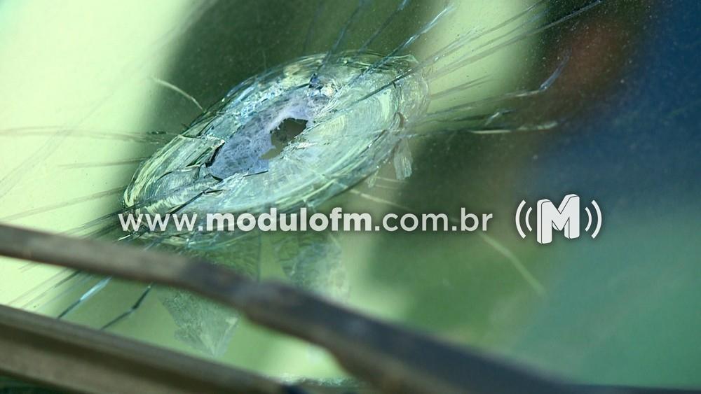 Idosa tem carro atingido por tiros durante tentativa de assalto em Patrocínio
