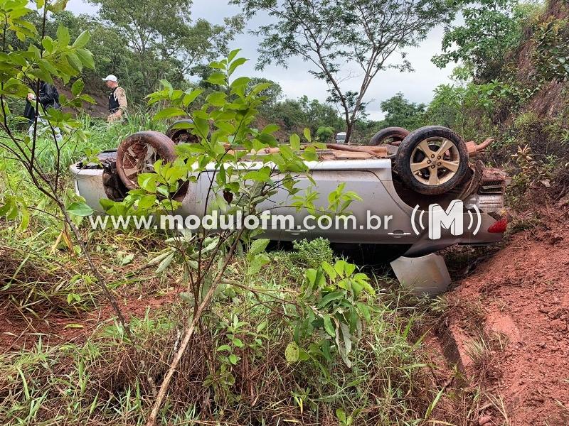 Veículo com cinco ocupantes capota na MGC-462 em Patrocínio