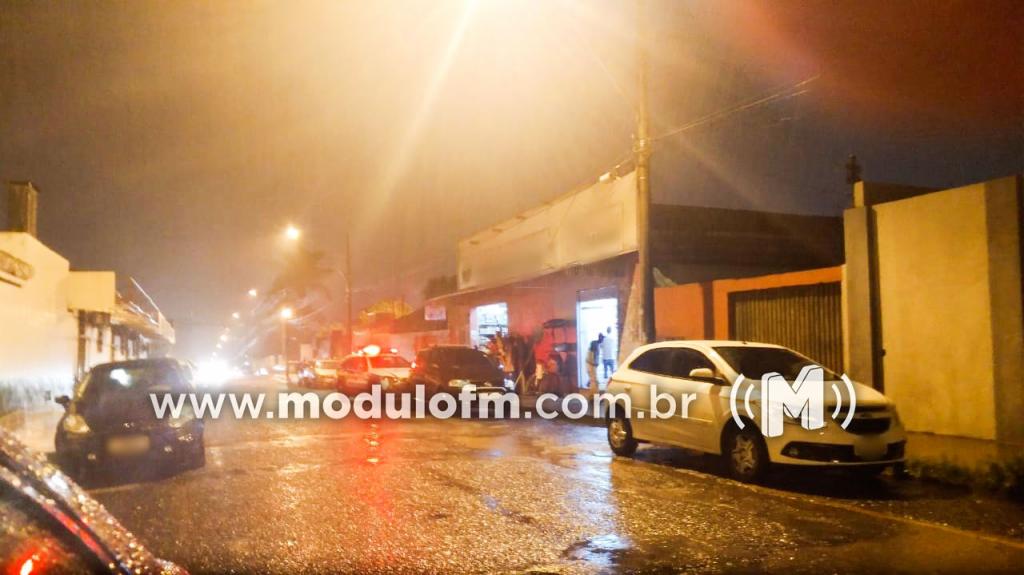 Casal de criminosos assalta supermercado em Patrocínio