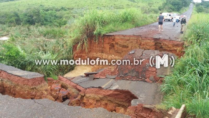Cratera em estrada isola moradores de Guimarânia e Cruzeiro...