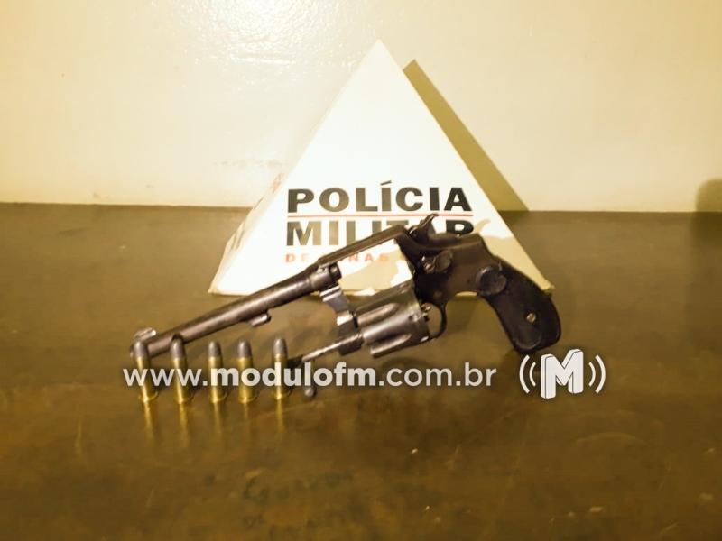 Homem é preso depois de ser flagrado com arma de fogo na cintura em praça