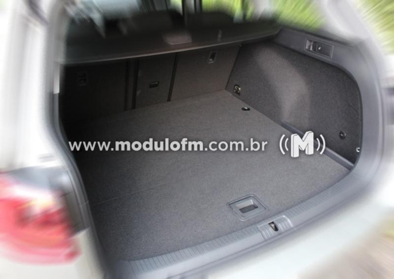 Homem invade carro para roubar, mas acaba dormindo dentro do porta-malas e é preso