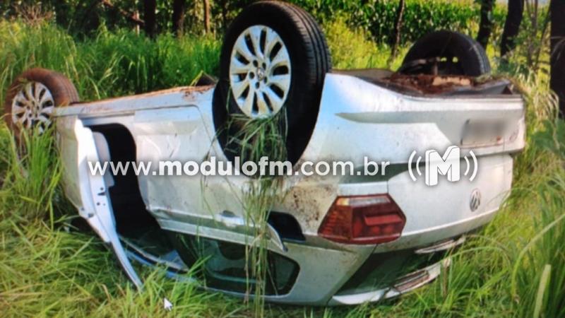 Veículo capota após ser fechado durante ultrapassagem na MG-230 em Patrocínio