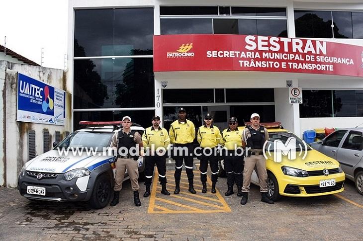Agentes da SESTRAN retomam trabalho nas portas de escolas
