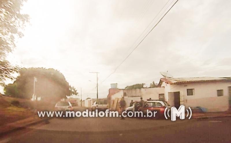 Criminosos invadem residência, agridem vítima e levam dinheiro