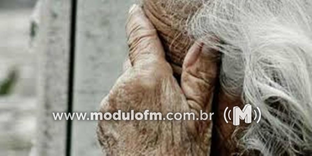 Idosa tem celular roubado na Praça Honorato Borges