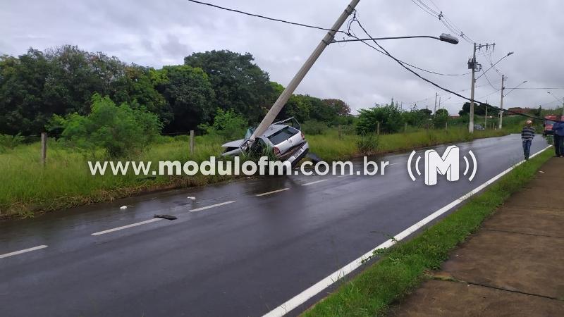 Motorista com suspeita de embriaguez bate carro contra poste