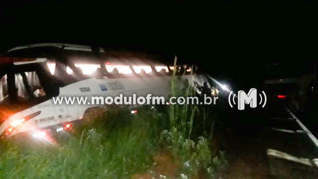 Ônibus tomba na BR-365 para não bater em carreta