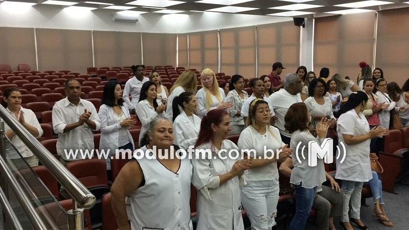 SINE entrega certificados dos cursos de massoterapia e manicure