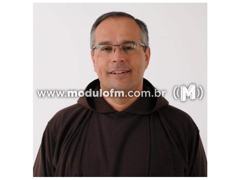 Frei Éderson Queiroz oferece roteiro de oração em família...