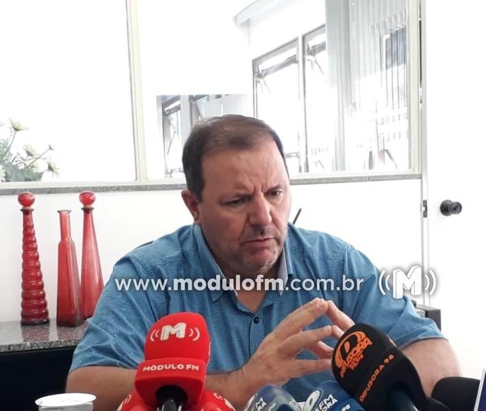 Em coletiva, prefeito anuncia reabertura da maioria do comércio...