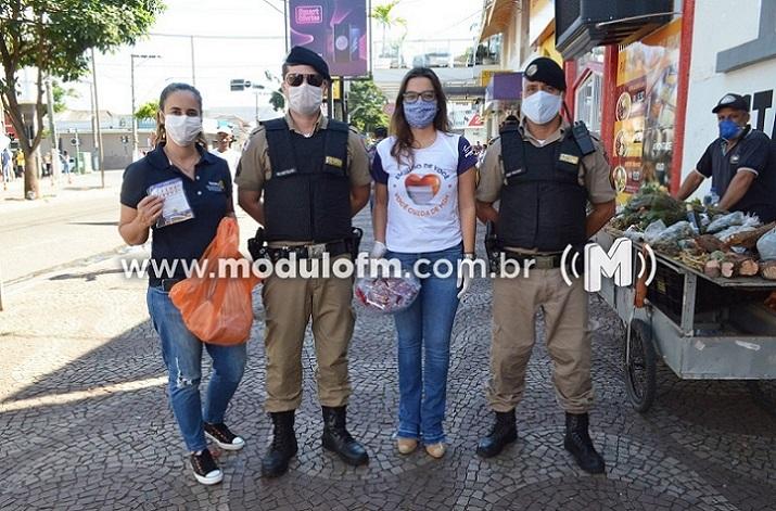 Ação da campanha 'Eu cuido de você, você cuida...