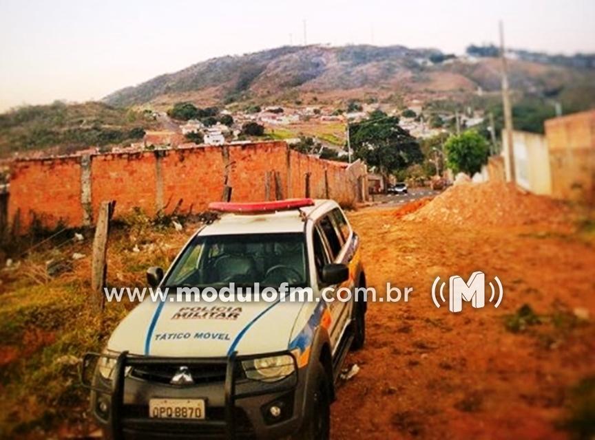 Adolescente pega indivíduo beijando sua namorada e se revolta