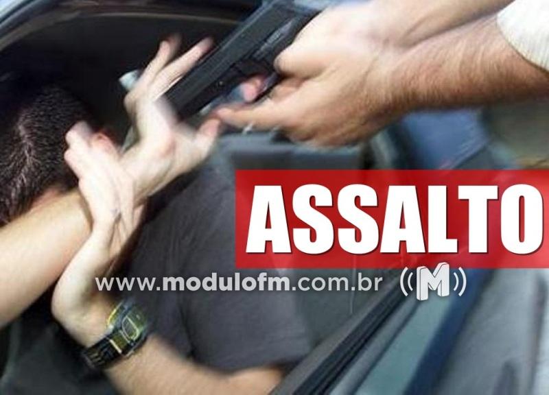 Bandidos armados tentam roubar malote de posto de combustível mas fogem sem levar nada