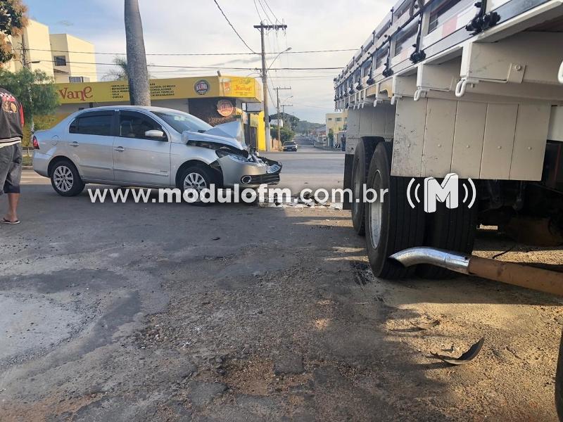 Caminhão invade cruzamento e colide violentamente em veículo