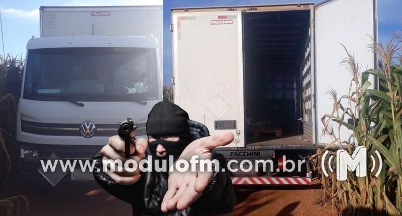 Ladrões rendem caminhoneiro e roubam defensivos agrícolas