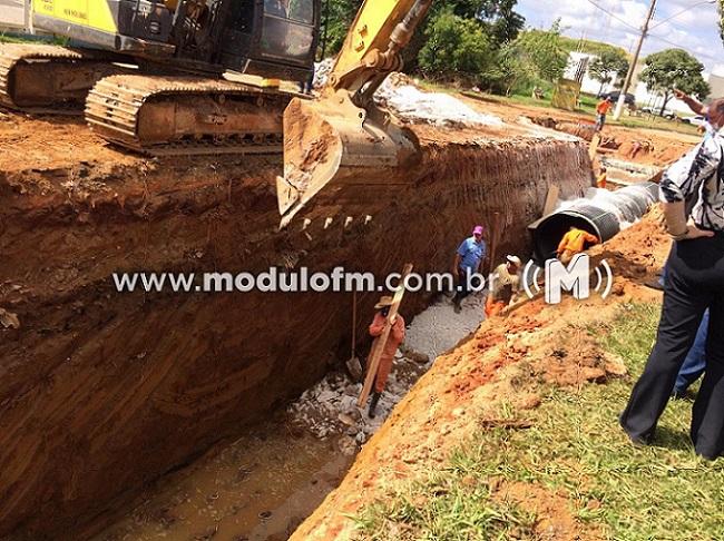 Prefeito reúne imprensa e apresenta obras em andamento no...