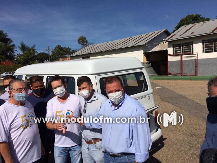 Prefeitura entrega Kombi reformada para Lar da Criança