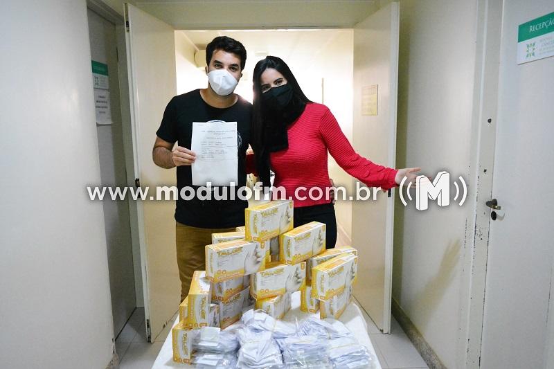 Talles & Larissa repassam dinheiro, luvas e máscaras arrecadados...