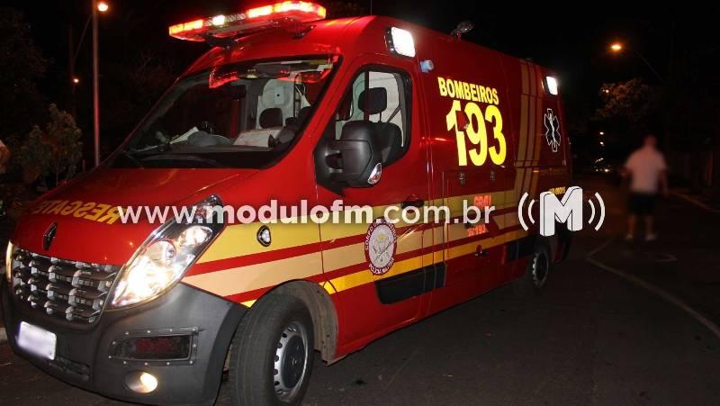 Duas pessoas ficam feridas apos colisão de veículo em carreta na BR-365