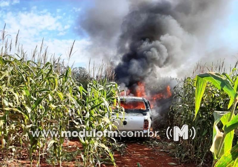 Homem é feito refém e tem caminhonete incendiada
