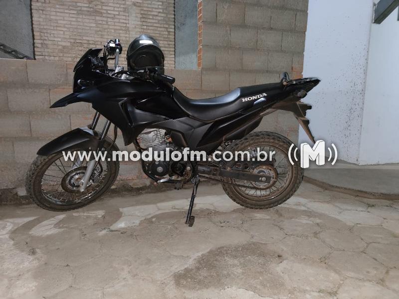 Moto roubada é recuperada e receptador é preso