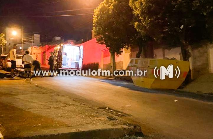 Motociclista bate em caçamba e fica ferido