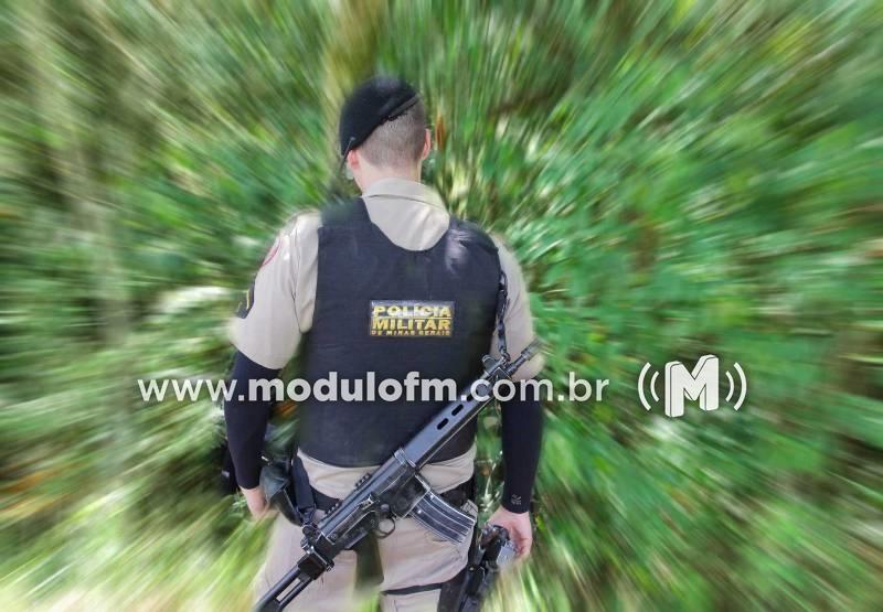 PM apreende quase 2 kg de maconha após suspeito fugir a pé em matagal