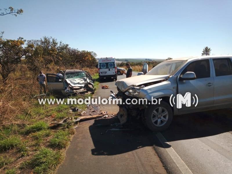 Acidente entre dois veículos na MG-187 deixa motorista preso...