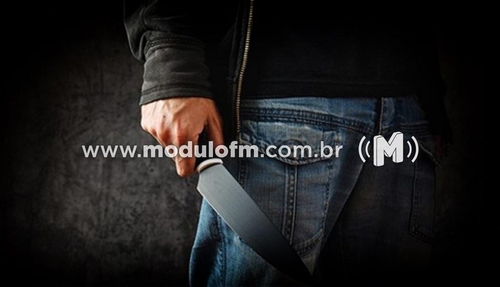 Bandidos armados com faca invadem hotel e agridem funcionários
