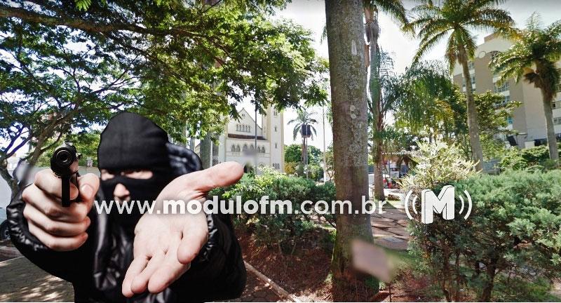 Mulher é rendida por assaltantes e tem celular roubado na Praça Santa Luzia