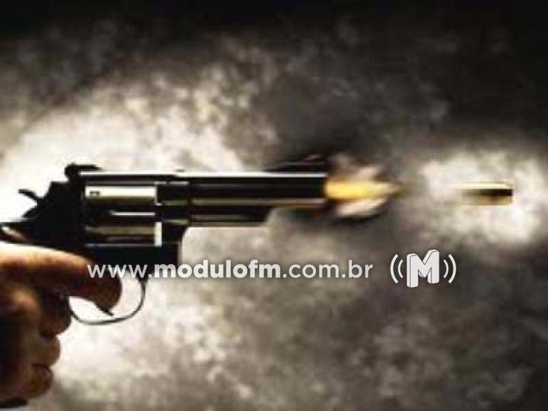 PM evita homicídio e prende homem com arma de...