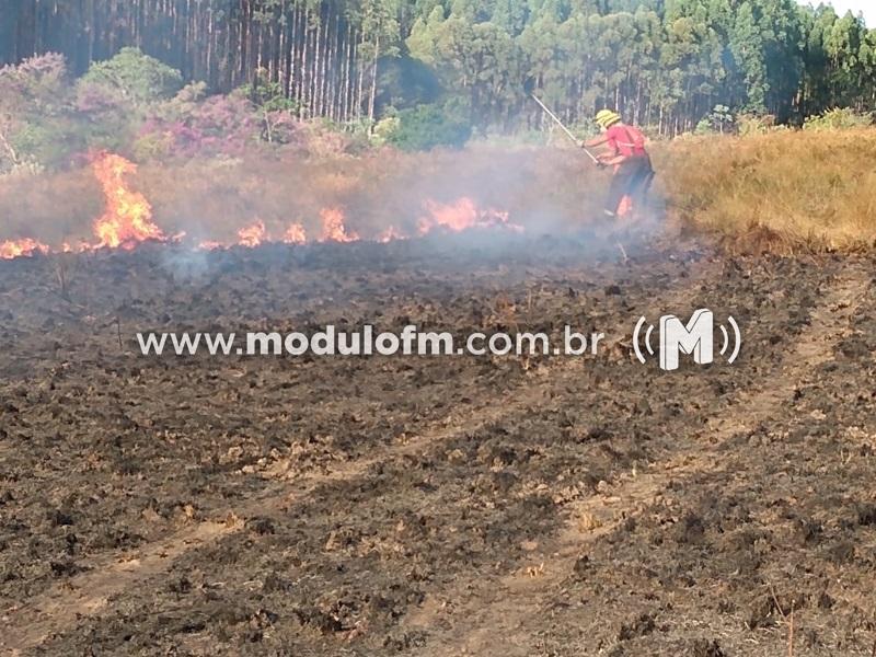 Bombeiros combatem incêndios em vegetação em Patrocínio e Serra do Salitre