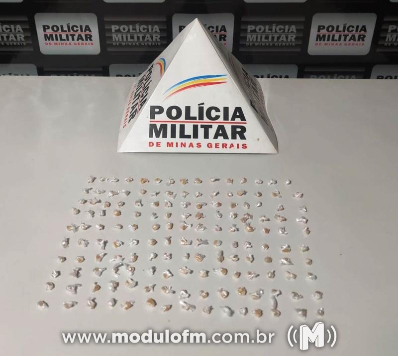 PM prende homem por tráfico de drogas após abordagem a veículo suspeito