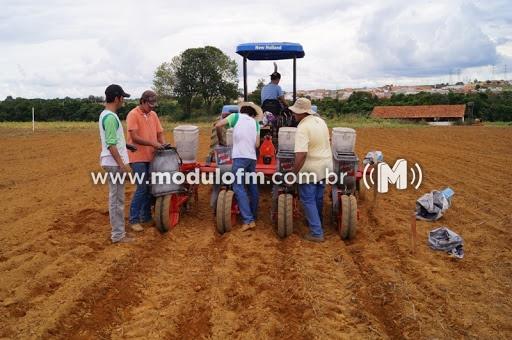 Secretaria de Agricultura promete regularizar débito de bolsas junto à Escola Agrícola