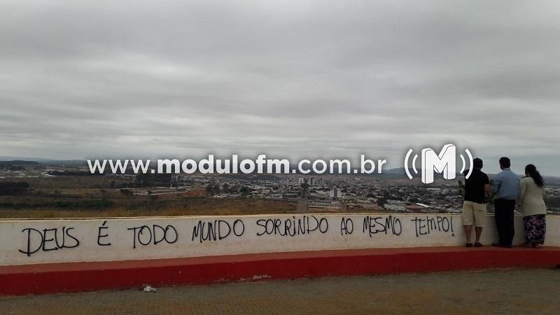 Vândalos picham parte do Cristo Redentor de Patrocínio