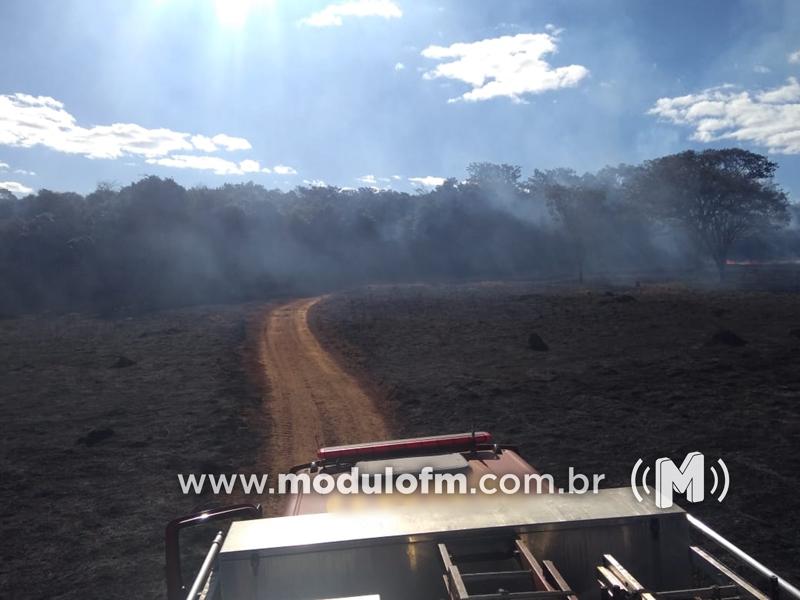 Veja o vídeo: Corpo de Bombeiros debela 2 incêndios em vegetação na BR-365